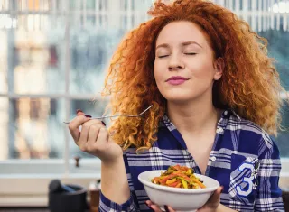 Femme mangeant un repas végétarien sain