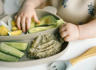 Un plateau repas clair avec des aliments disposés en compartiments