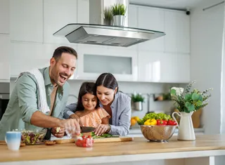 une famille joyeuse qui cuisinent ensemble