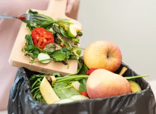 Poubelle remplit de végétaux encore consommable pour montrer le gaspillage alimentaire