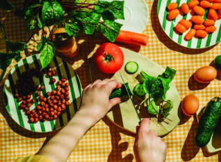 Un plateau repas clair avec des aliments disposés en compartiments